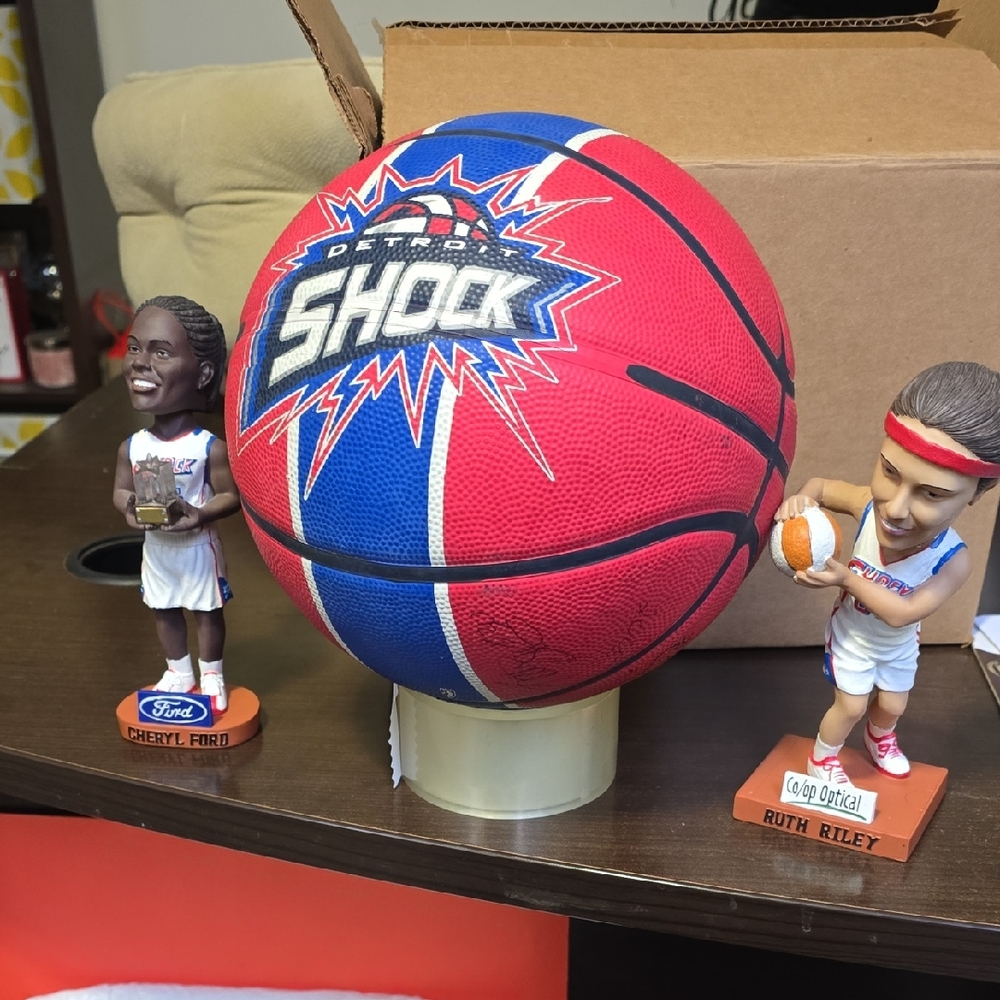 Detroit Shock Vintage Autographed Ball,signed By 6 Players CHERYL FORD